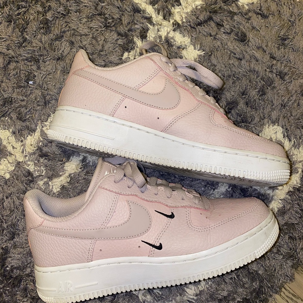 NIKE AIR FORCE 1 ‘07 ESSENTIAL PLATINUM VIOLET WHITE